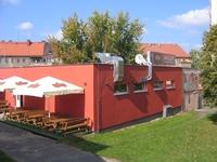 Pivní bar "Walza" v Chebu - Pohled na vchod z parkoviště