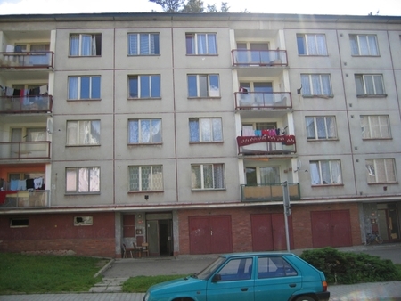 Nájemní dům v Kraslicích, ul. B.Smetany - Pohled na dům z komunikace