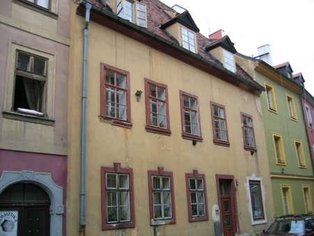 Nájemní dům v Chebu - Pohled na dům z přilehlé komunikace