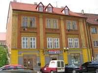 Pronájem bytu 1+1 - Pohled z parkoviště před domem